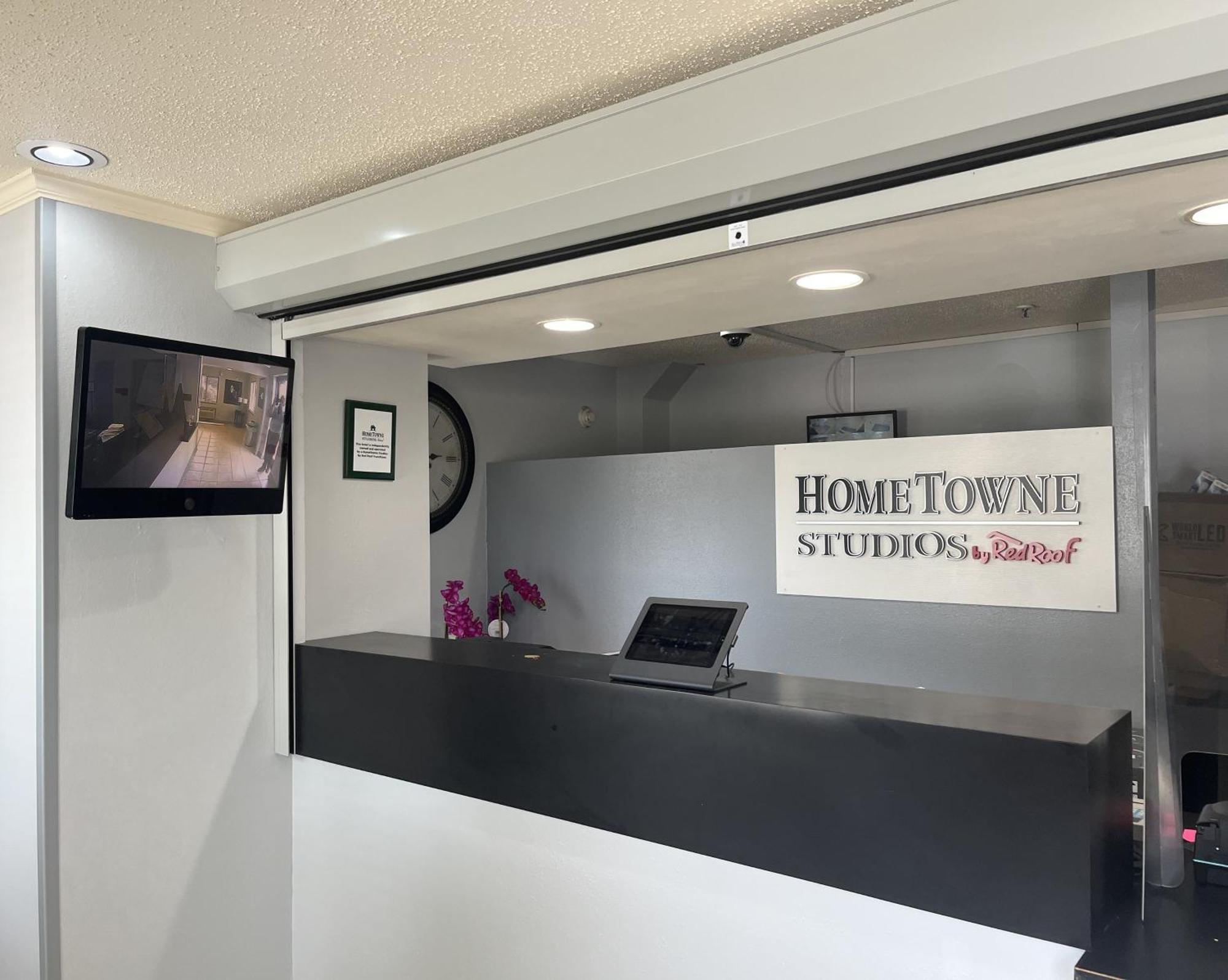 Hometowne Studios And Suites By Red Roof Greensboro Exterior photo