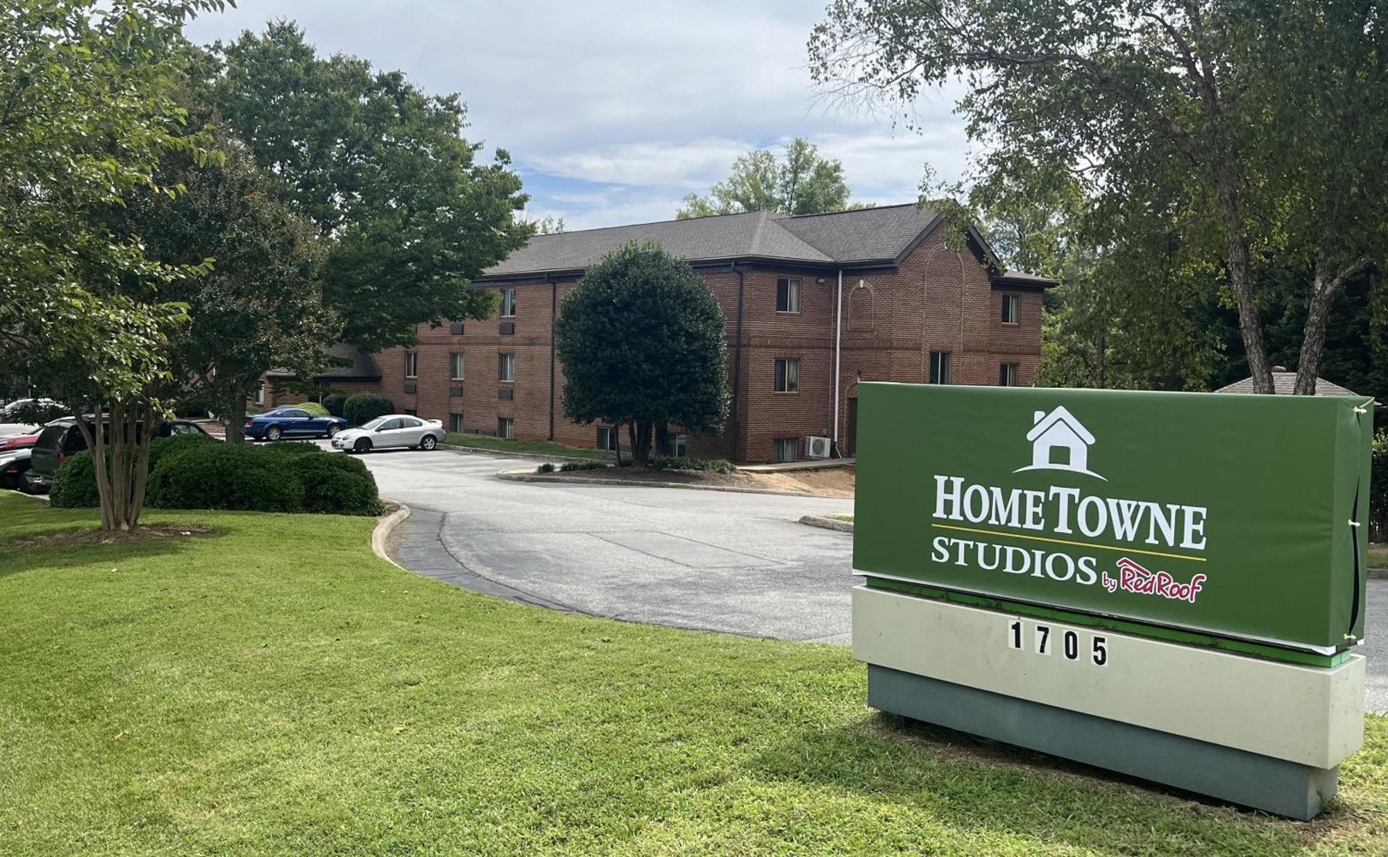 Hometowne Studios And Suites By Red Roof Greensboro Exterior photo